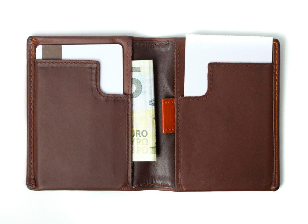 Slim Wallets Made in USA: Balancing Minimalism and Practicality